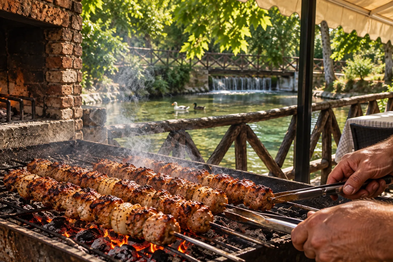 Σουβλάκια ψήνονται στη σχάρα κοντά στο ξύλινο κάγκελο και το μικρό ρέμα